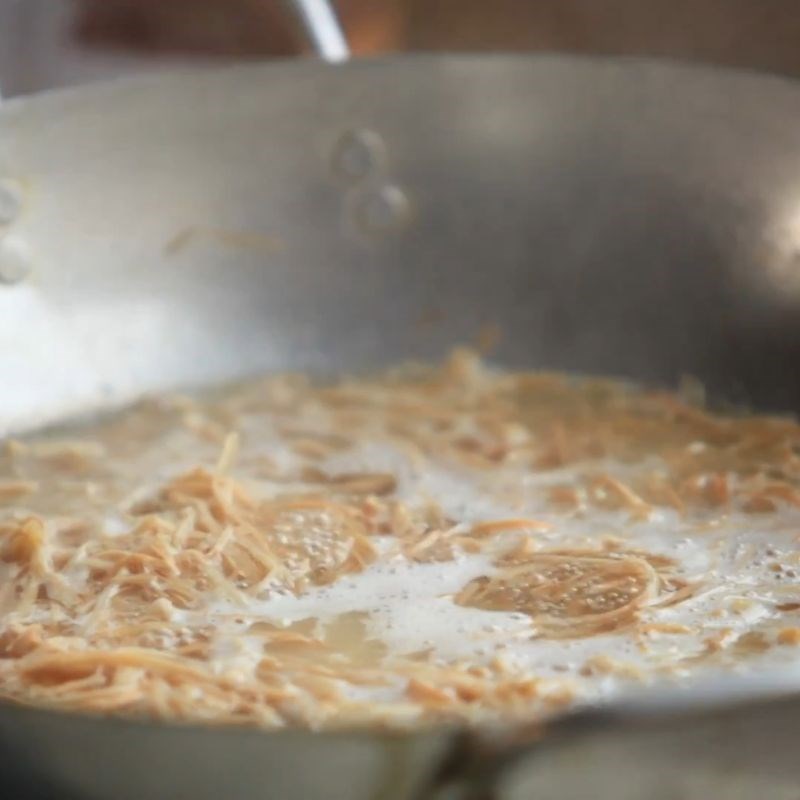 Bước 6 Xào chung và ninh canh măng mực canh măng mực