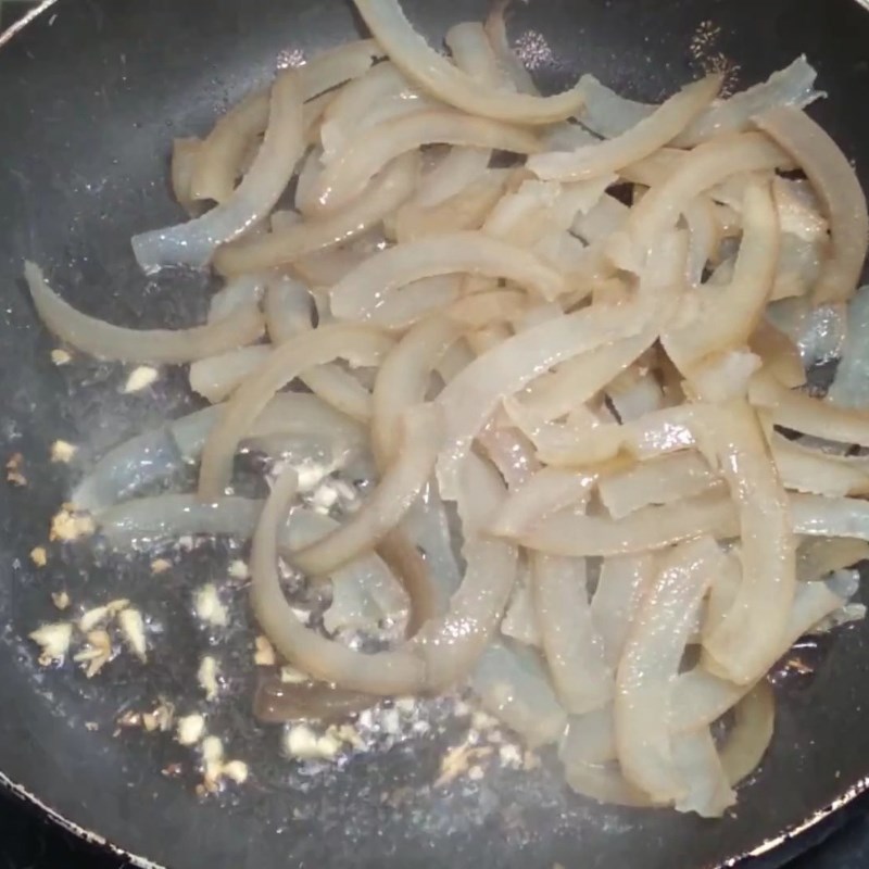 Bước 2 Xào da trâu và nêm gia vị đậm đà Da trâu xào sả ớt