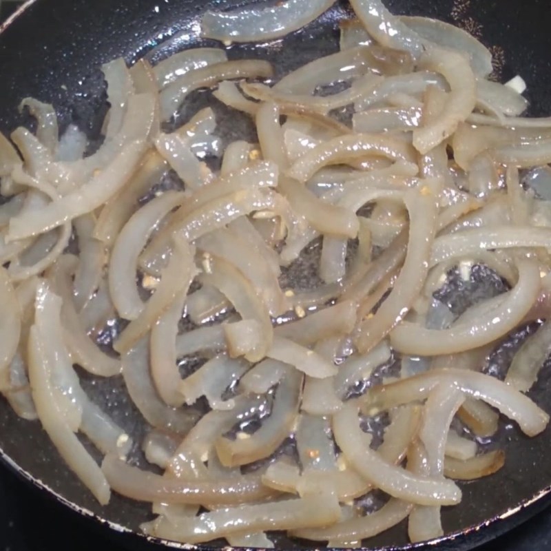 Bước 2 Xào da trâu và nêm gia vị đậm đà Da trâu xào sả ớt