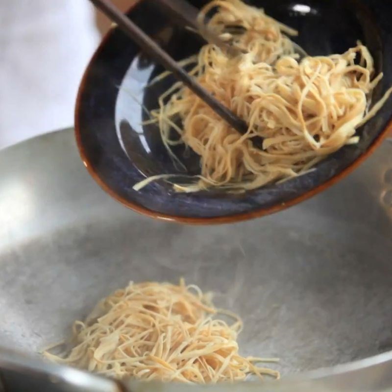 Bước 4 Xào măng ngấm gia vị canh măng mực