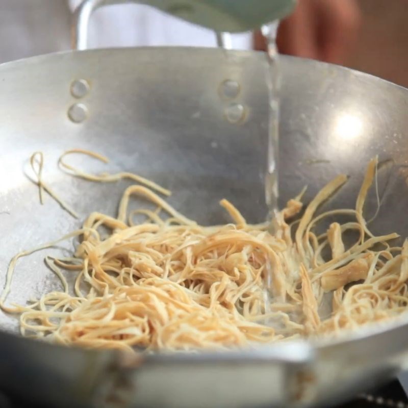 Bước 4 Xào măng ngấm gia vị canh măng mực