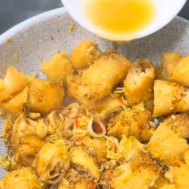 Bước 3 Xào mì căn Mì căn xào sả ớt