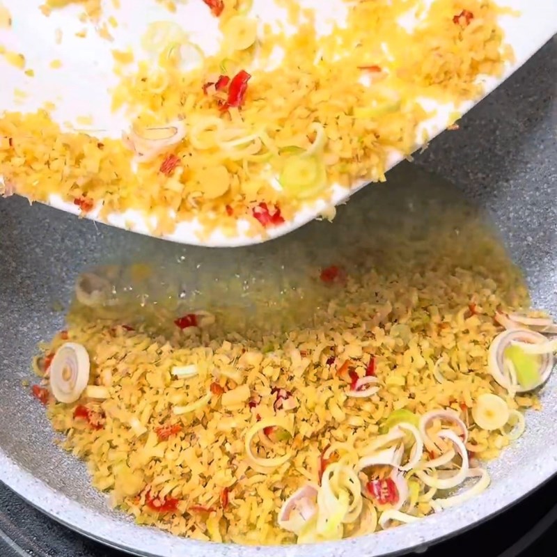 Bước 3 Xào mì căn Mì căn xào sả ớt