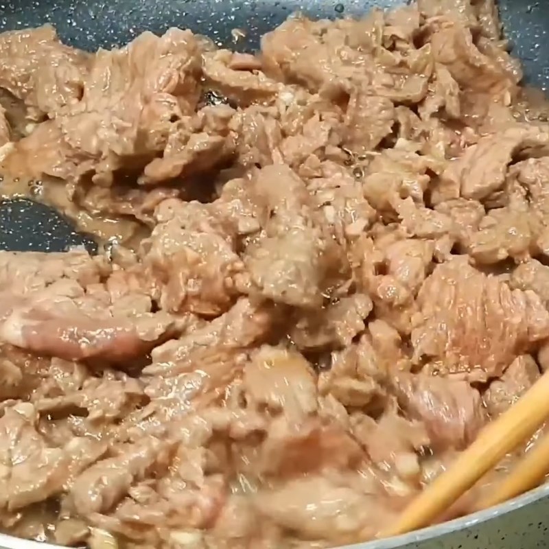 Bước 4 Xào thịt bò nhanh tay Gỏi bò rau má