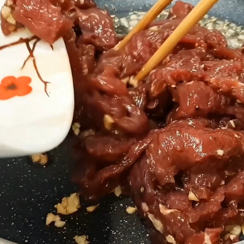 Bước 4 Xào thịt bò nhanh tay Gỏi bò rau má