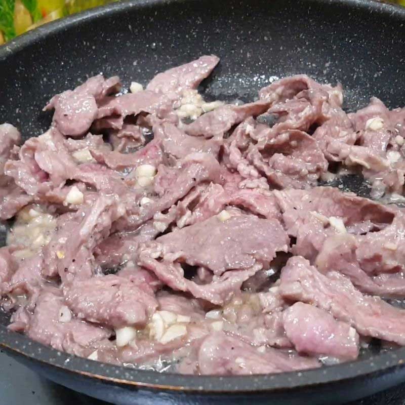 Bước 6 Xào thịt bò và giá đỗ bún bò trộn