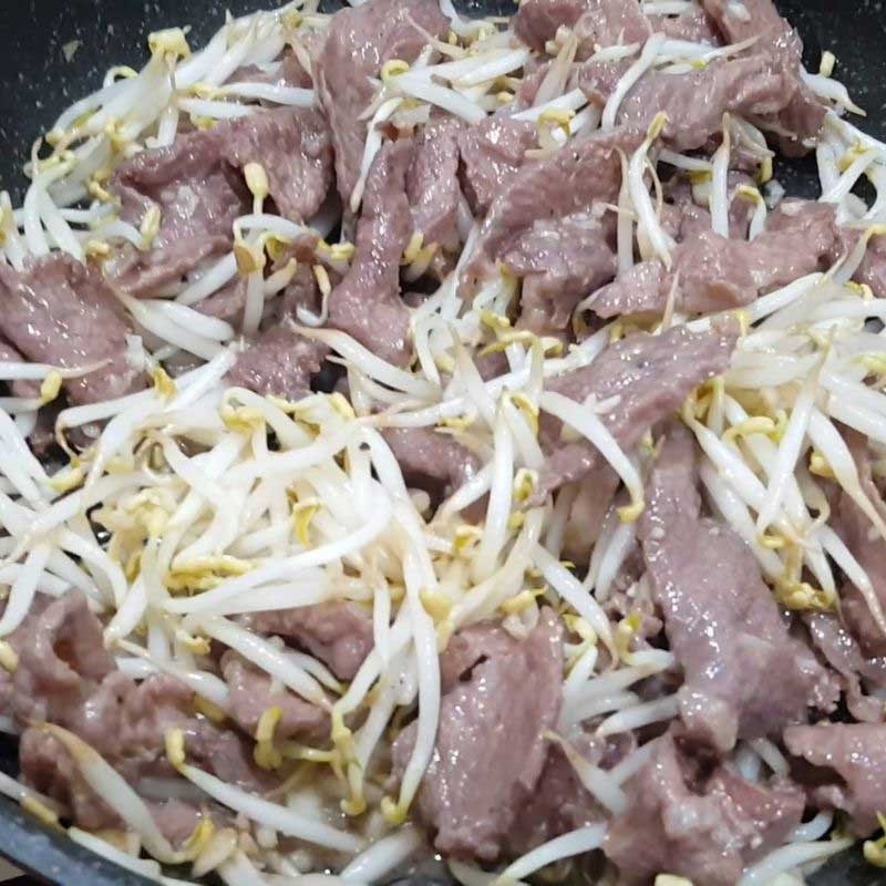 Bước 6 Xào thịt bò và giá đỗ bún bò trộn