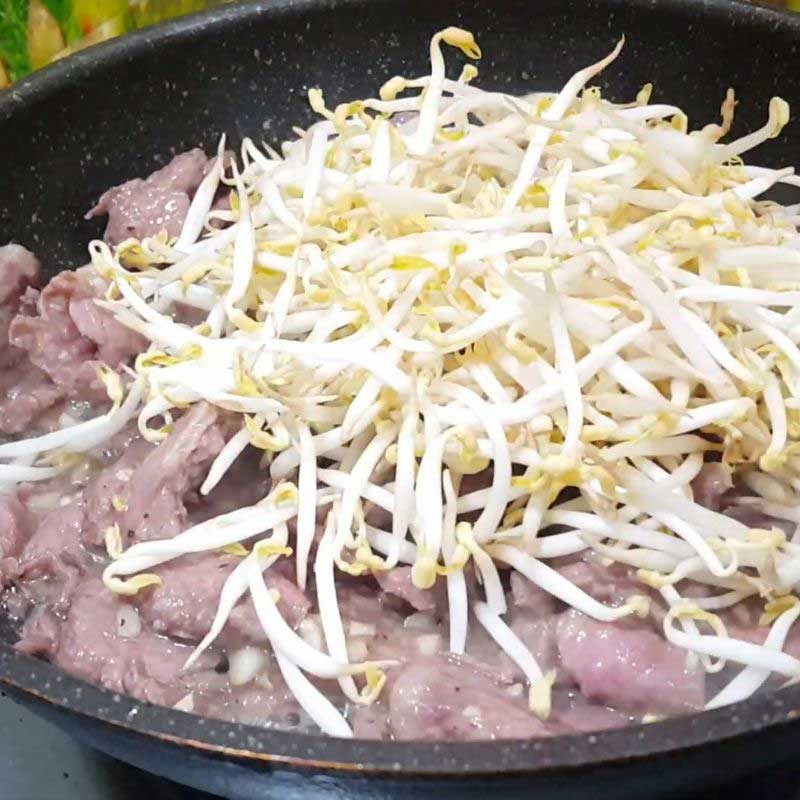 Bước 6 Xào thịt bò và giá đỗ bún bò trộn