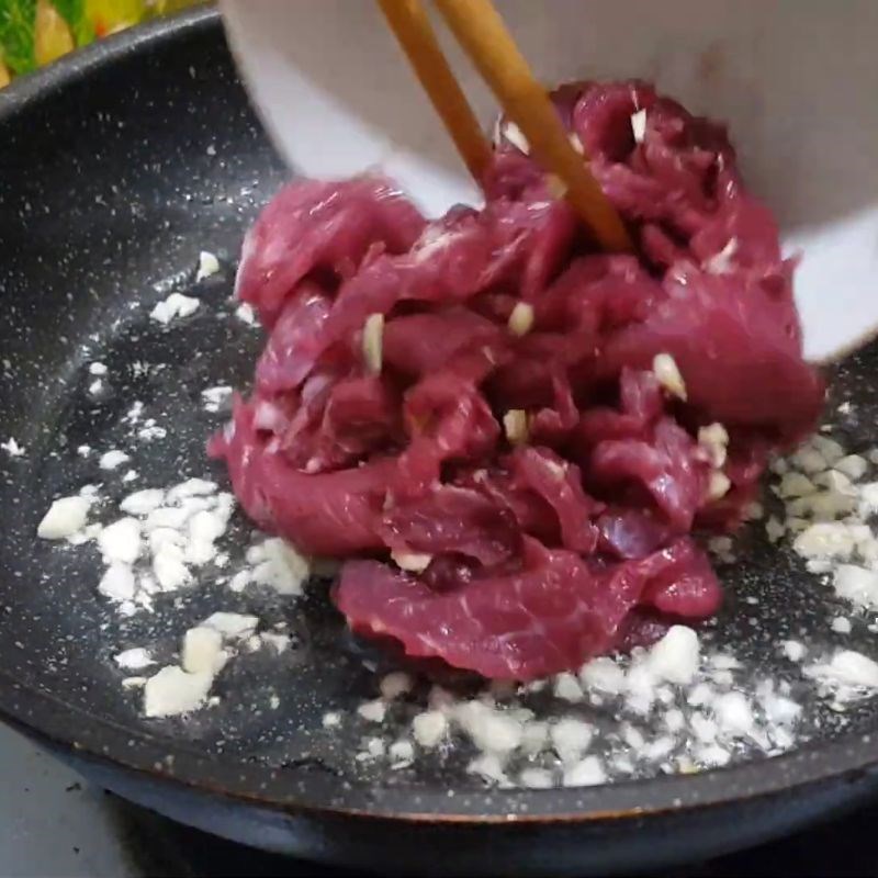 Bước 6 Xào thịt bò và giá đỗ bún bò trộn