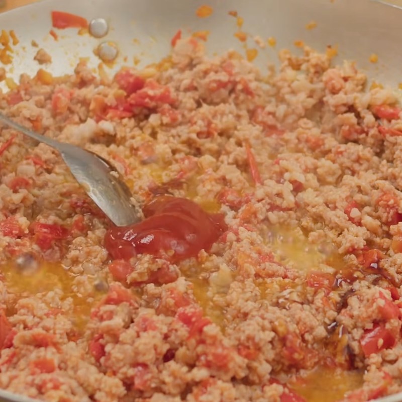 Bước 4 Xào thịt và nêm nếm gia vị Thịt băm sốt cà chua