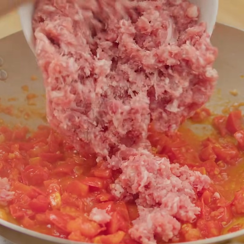 Bước 4 Xào thịt và nêm nếm gia vị Thịt băm sốt cà chua