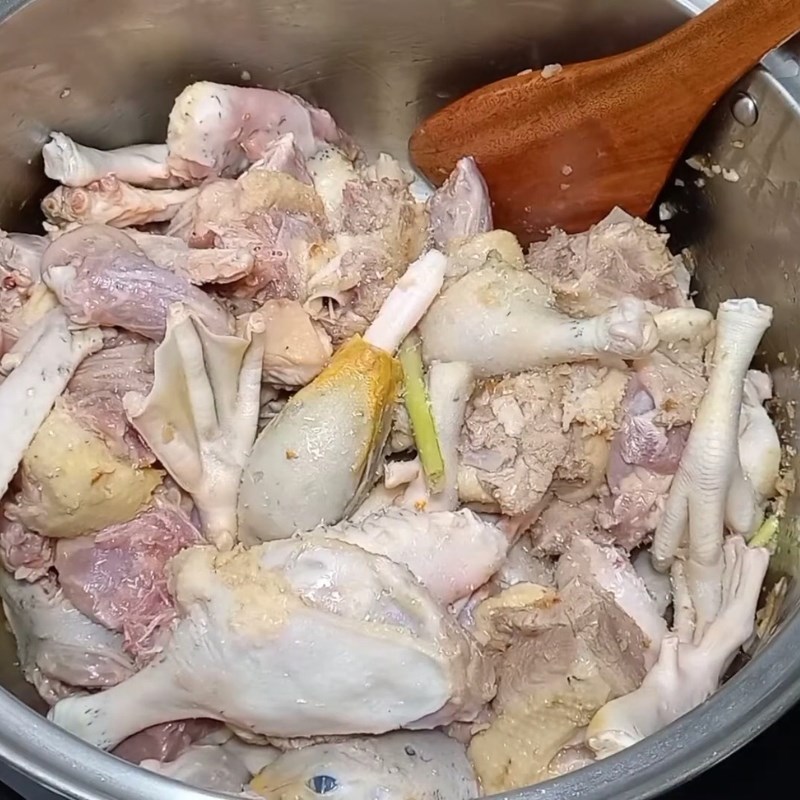 Bước 2 Xào thịt vịt Vịt hầm sả