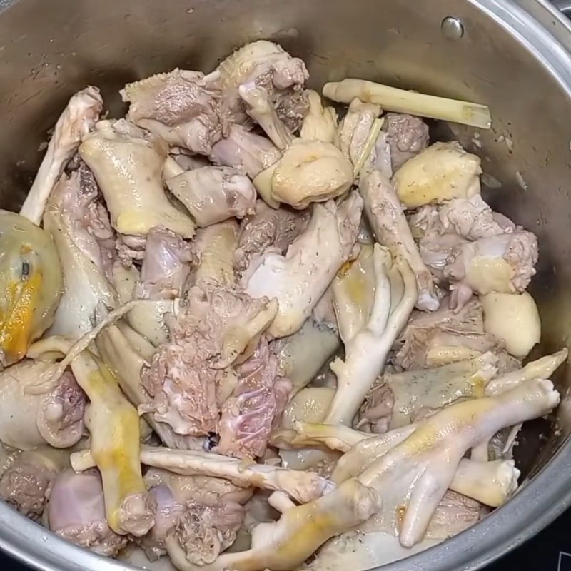 Bước 2 Xào thịt vịt Vịt hầm sả