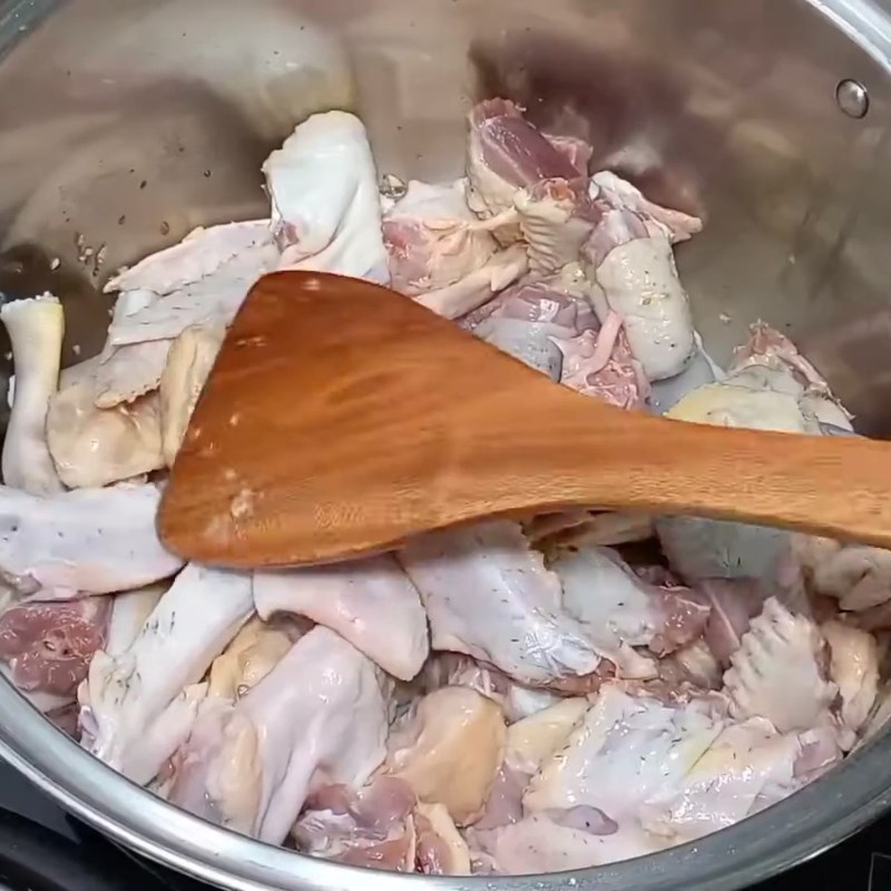 Bước 2 Xào thịt vịt Vịt hầm sả