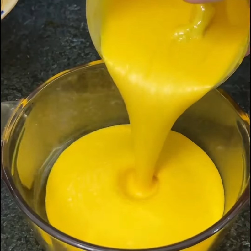 Bước 2 Xay nhuyễn hỗn hợp sốt kem trứng muối Bò sốt trứng muối