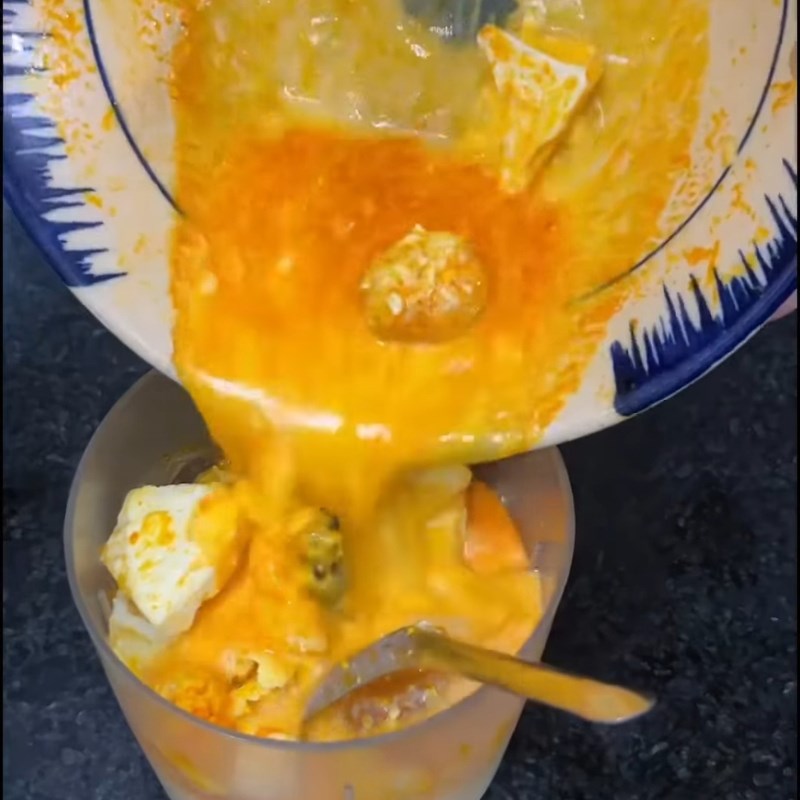 Bước 2 Xay nhuyễn hỗn hợp sốt kem trứng muối Bò sốt trứng muối