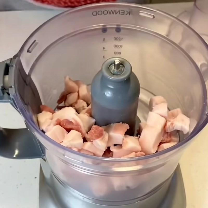 Bước 2 Xay thịt lần 1 Giò lụa miền Bắc