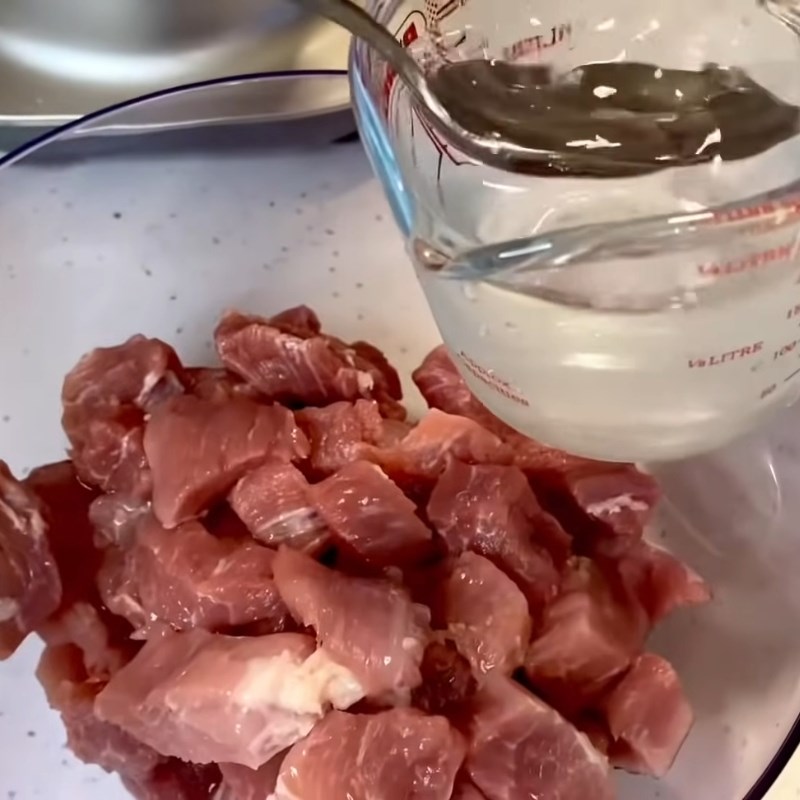 Bước 2 Xay thịt lần 1 Giò lụa miền Bắc