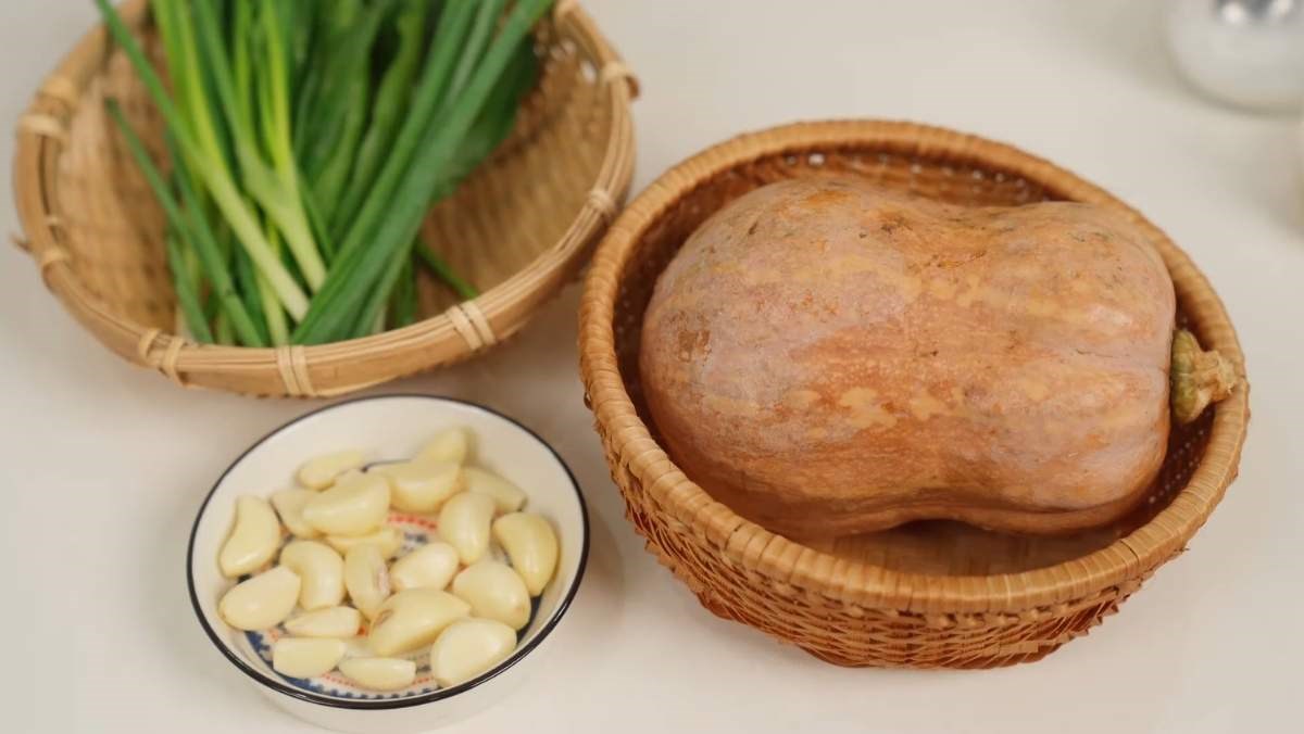 Nguyên liệu món ăn cách làm bí đỏ xào tỏi bùi béo, thơm ngon cực đơn giản cho bữa cơm nhà