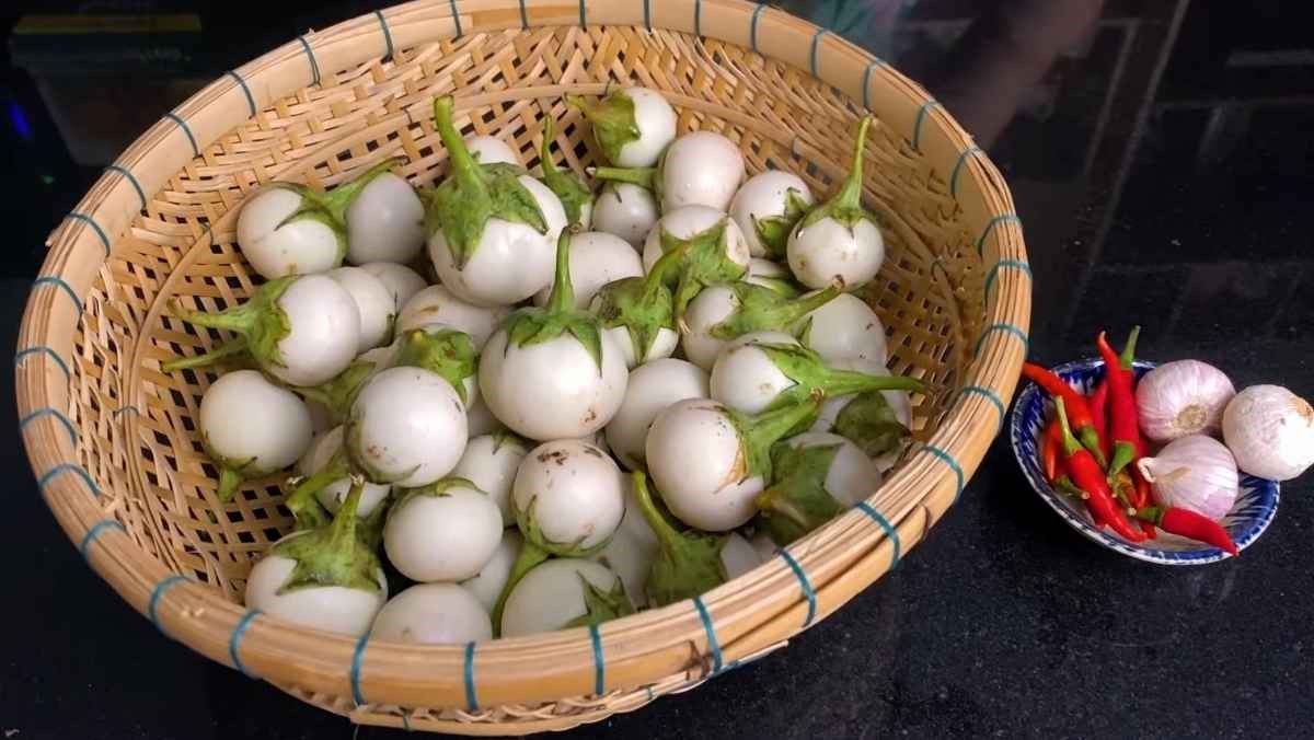 Nguyên liệu món ăn cách muối cà ghém trắng giòn, không bị nổi váng, cực kỳ đơn giản tại nhà