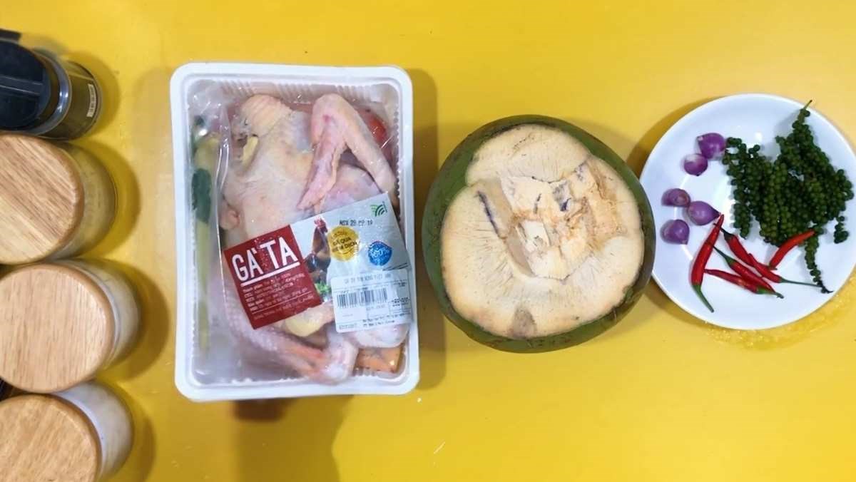 Nguyên liệu món ăn cách làm gà hấp tiêu xanh với nước dừa thơm lừng, thịt ngọt dai cực dễ