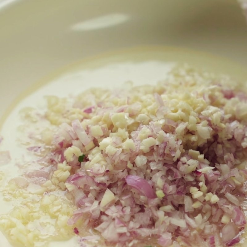 Bước 3 Bào sợi khoai môn cao và phi thơm hành tỏi Chả giò miền Nam