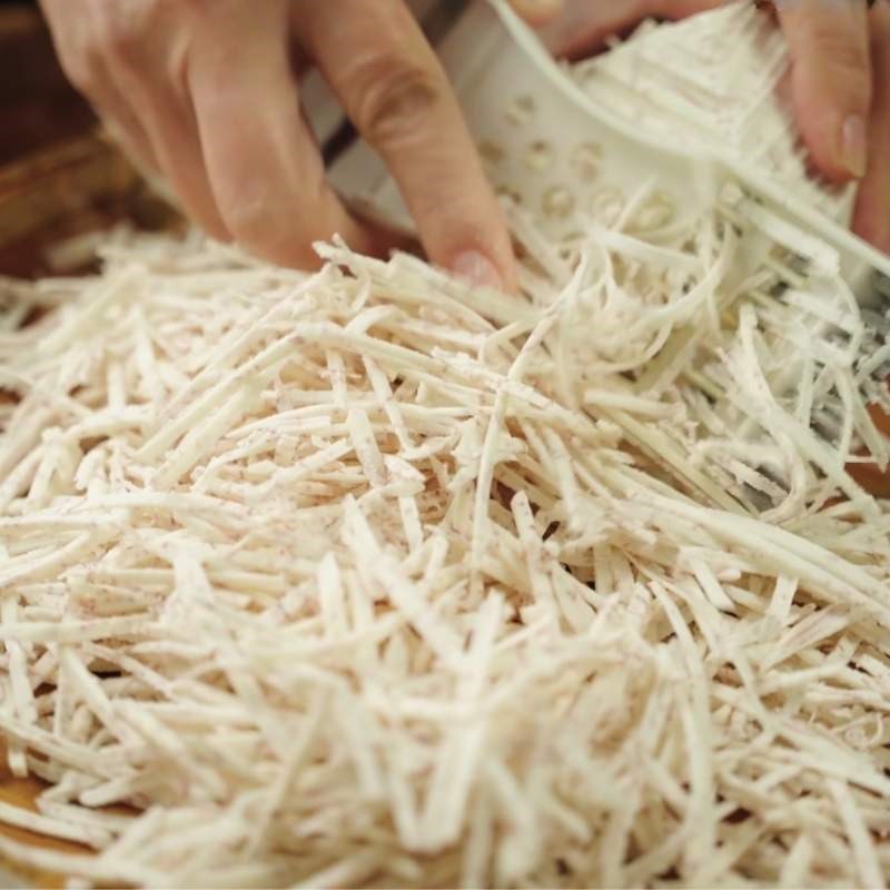 Bước 3 Bào sợi khoai môn cao và phi thơm hành tỏi Chả giò miền Nam