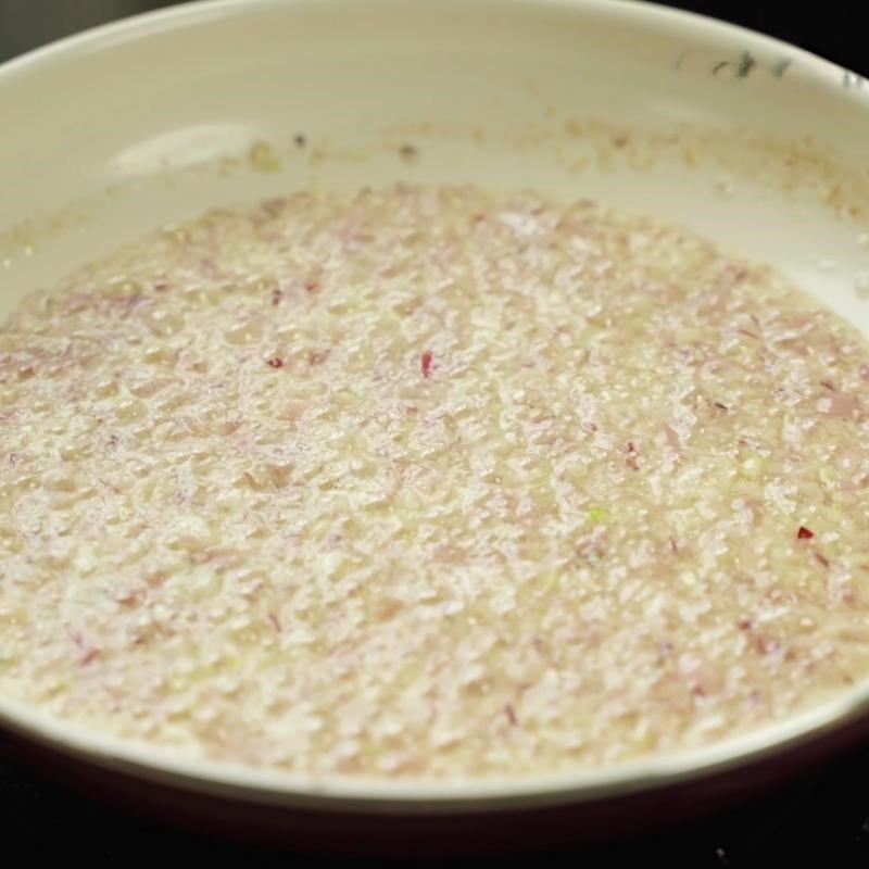 Bước 3 Bào sợi khoai môn cao và phi thơm hành tỏi Chả giò miền Nam