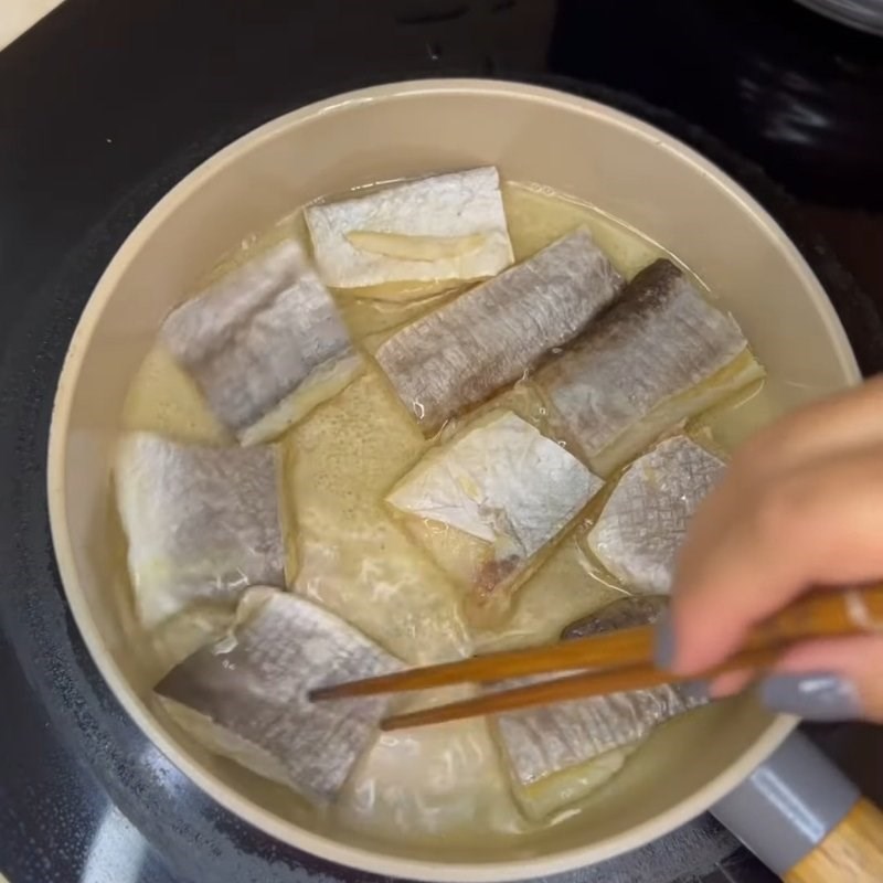 Bước 2 Cách chiên khô cá dứa ngon Khô cá dứa chiên giấm đường