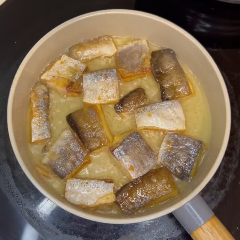 Bước 2 Cách chiên khô cá dứa ngon Khô cá dứa chiên giấm đường