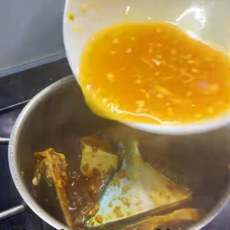 Bước 2 Cách kho cá chim ngon đậm đà Cá chim kho nghệ