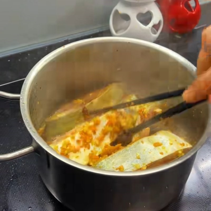 Bước 2 Cách kho cá chim ngon đậm đà Cá chim kho nghệ