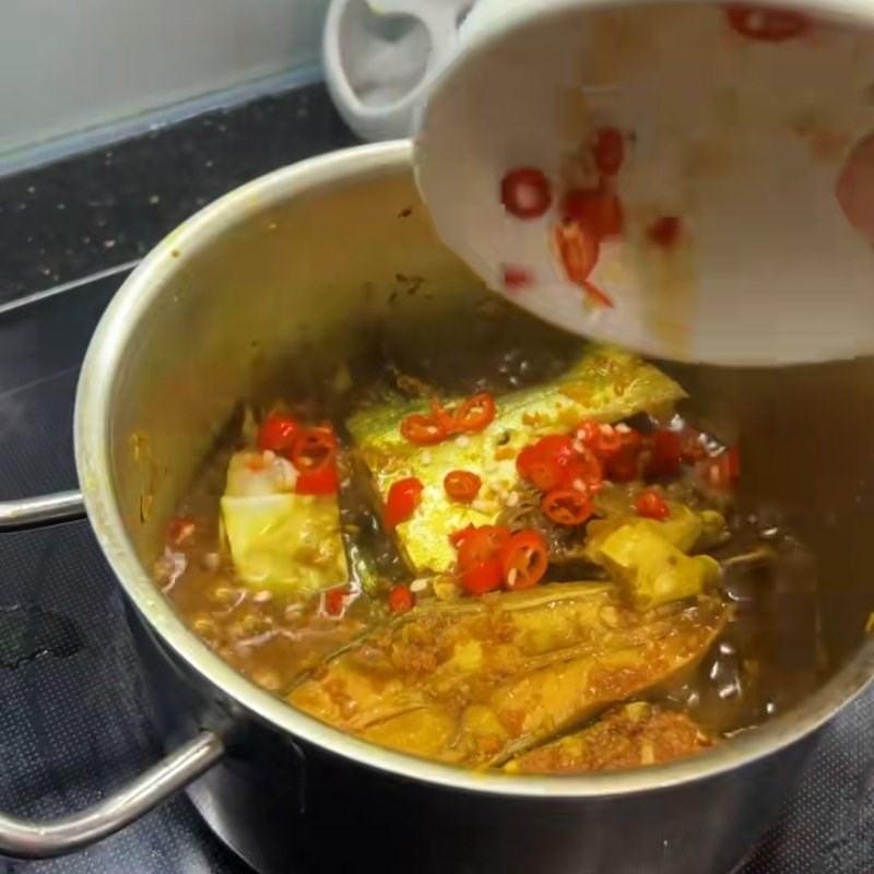 Bước 2 Cách kho cá chim ngon đậm đà Cá chim kho nghệ