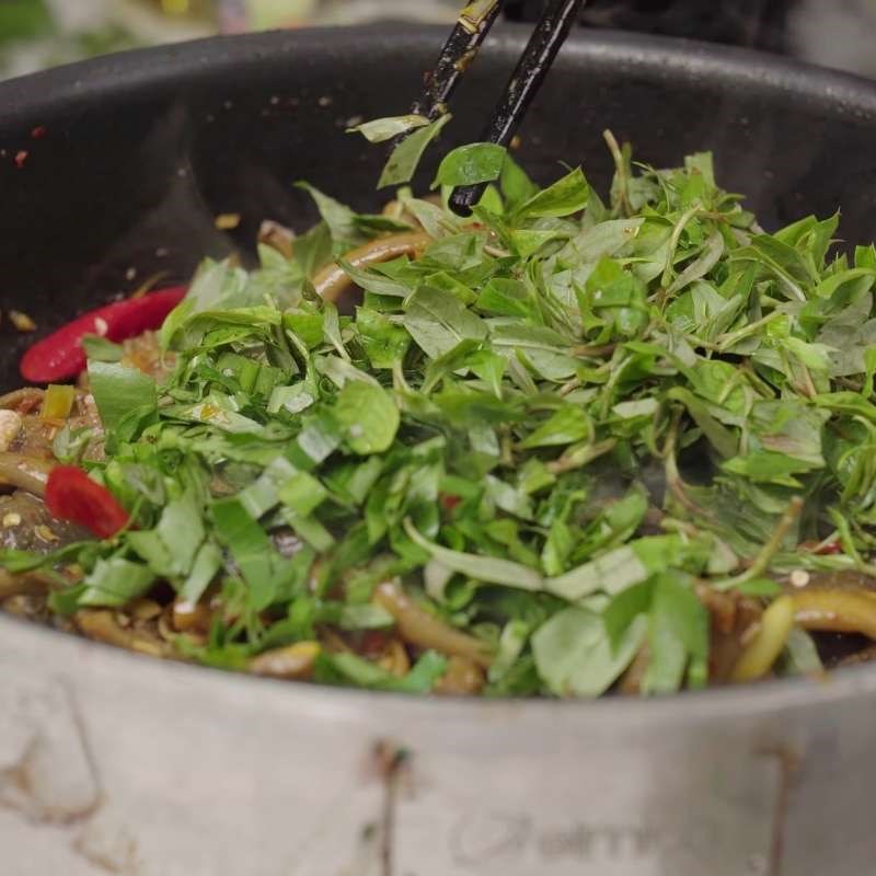 Bước 3 Cách làm lươn xào rau răm đậm đà Lươn xào rau răm