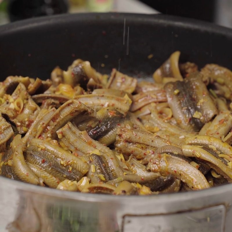 Bước 3 Cách làm lươn xào rau răm đậm đà Lươn xào rau răm