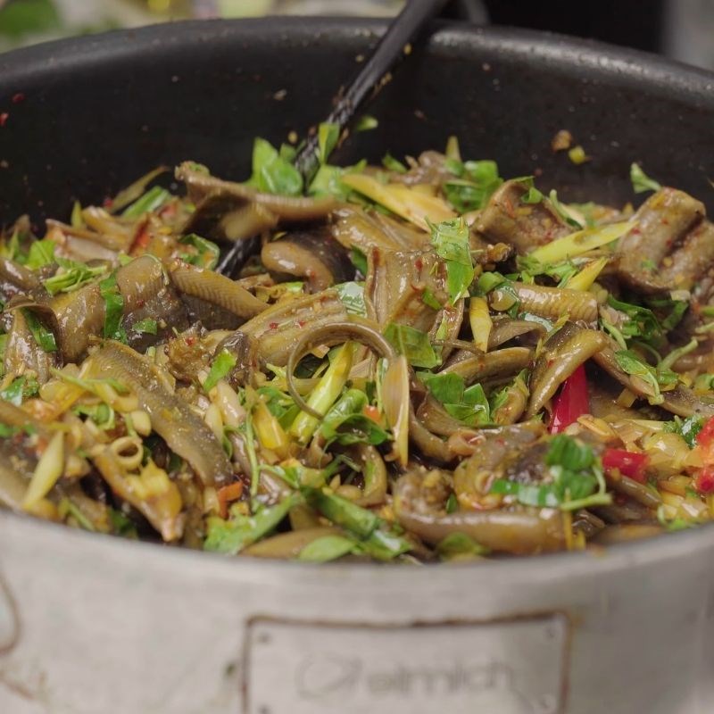 Bước 3 Cách làm lươn xào rau răm đậm đà Lươn xào rau răm