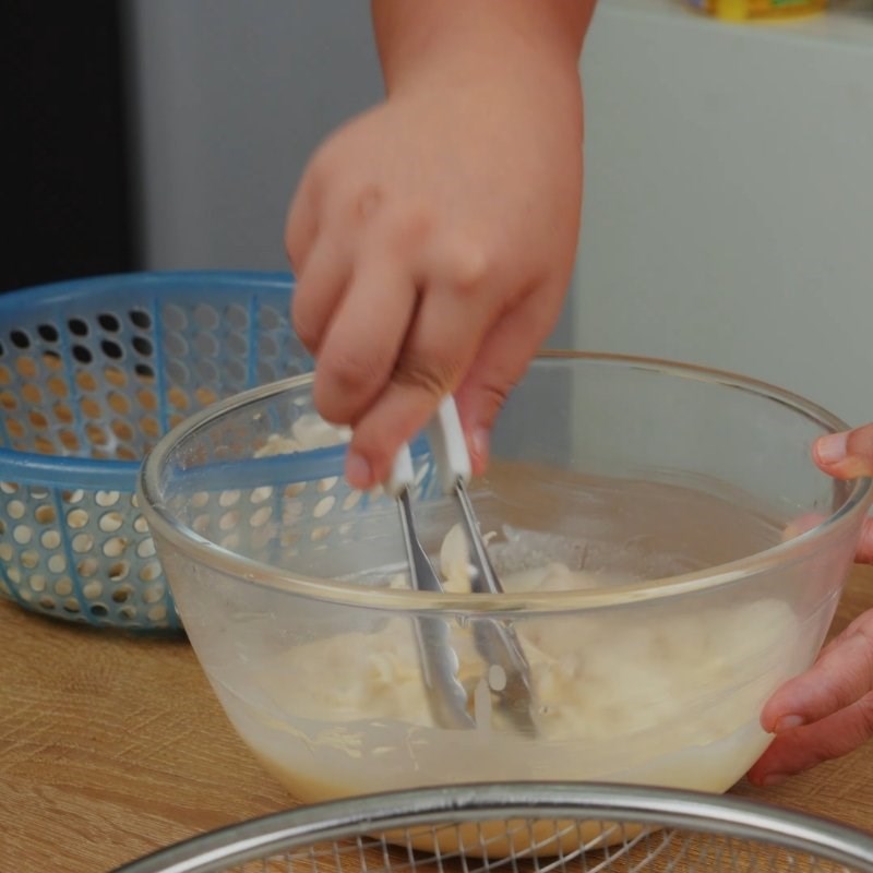 Bước 3 Cách làm nấm tẩm bột chiên giòn rụm Nấm chiên bột