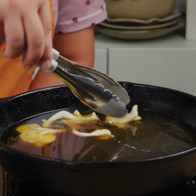 Bước 3 Cách làm nấm tẩm bột chiên giòn rụm Nấm chiên bột