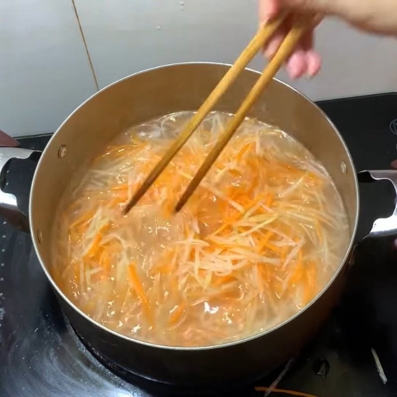 Bước 3 Chần bí xanh Nộm bí xanh