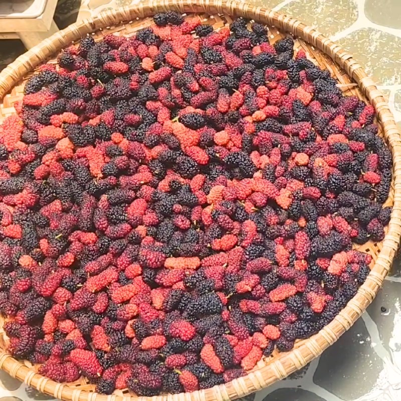 Bước 2 Chần dâu qua nước sôi Dâu tằm ngâm đường phèn