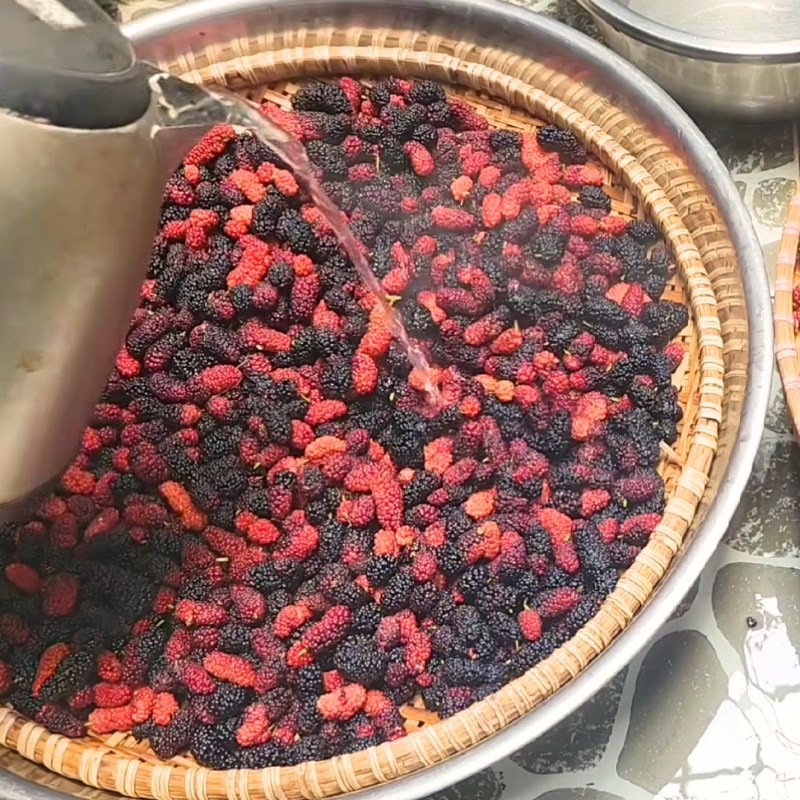 Bước 2 Chần dâu qua nước sôi Dâu tằm ngâm đường phèn