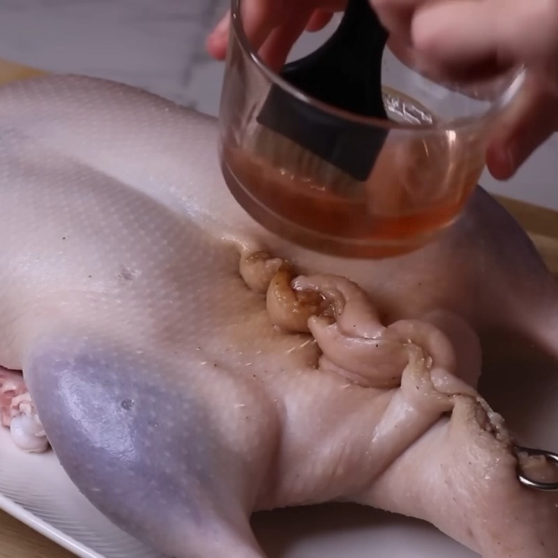 Bước 6 Chần nước sôi và phết giấm cho vịt quay da giòn vịt quay tiêu