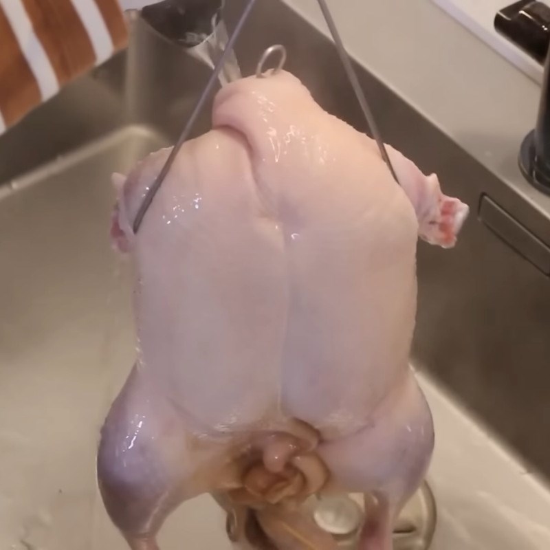 Bước 6 Chần nước sôi và phết giấm cho vịt quay da giòn vịt quay tiêu