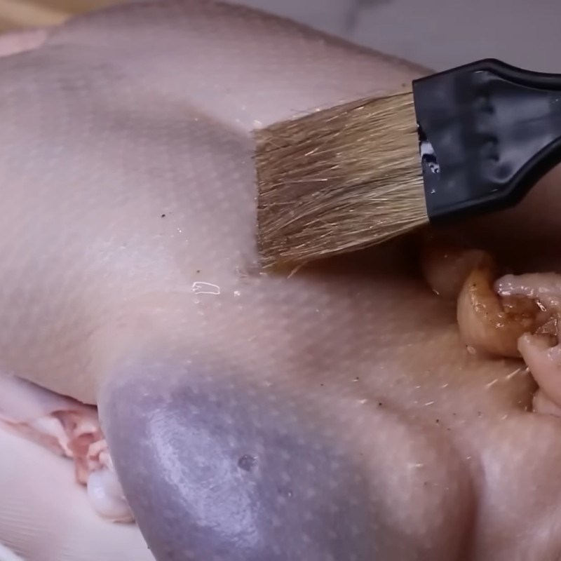 Bước 6 Chần nước sôi và phết giấm cho vịt quay da giòn vịt quay tiêu