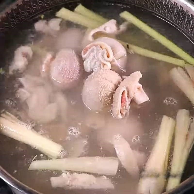 Bước 3 Chần sơ bao tử nhồi thịt Lẩu bò mông cổ