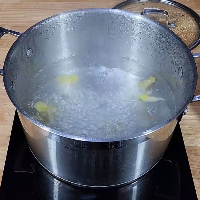 Bước 2 Chần thịt tái thấu nhanh gọn Thịt lợn tái chanh