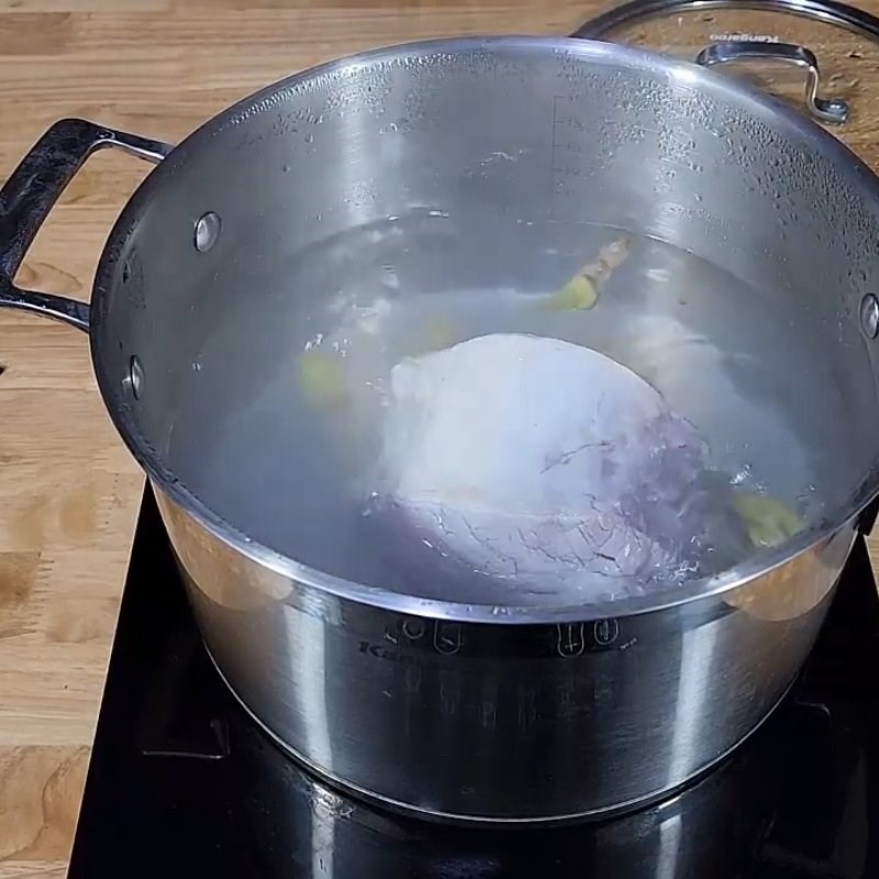 Bước 2 Chần thịt tái thấu nhanh gọn Thịt lợn tái chanh