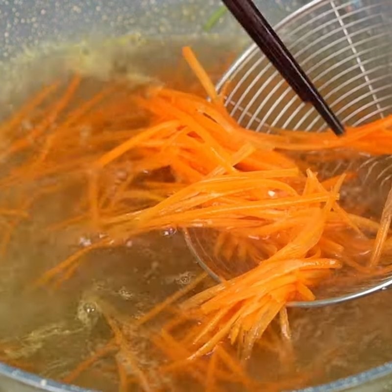 Bước 4 Chế biến miến, trứng và rau củ Miến trộn thập cẩm