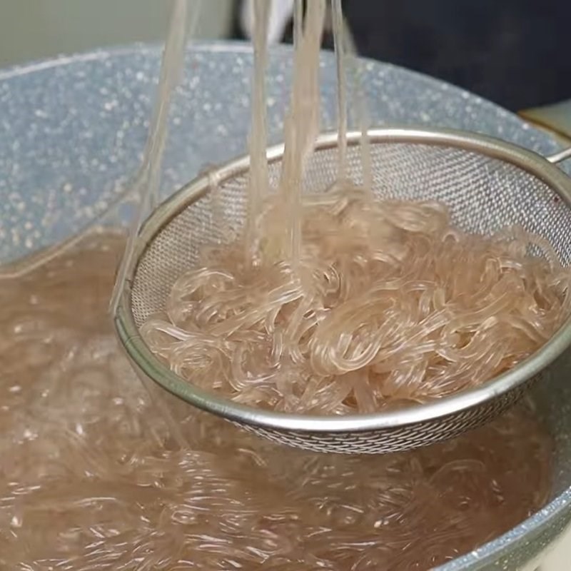 Bước 4 Chế biến miến, trứng và rau củ Miến trộn thập cẩm