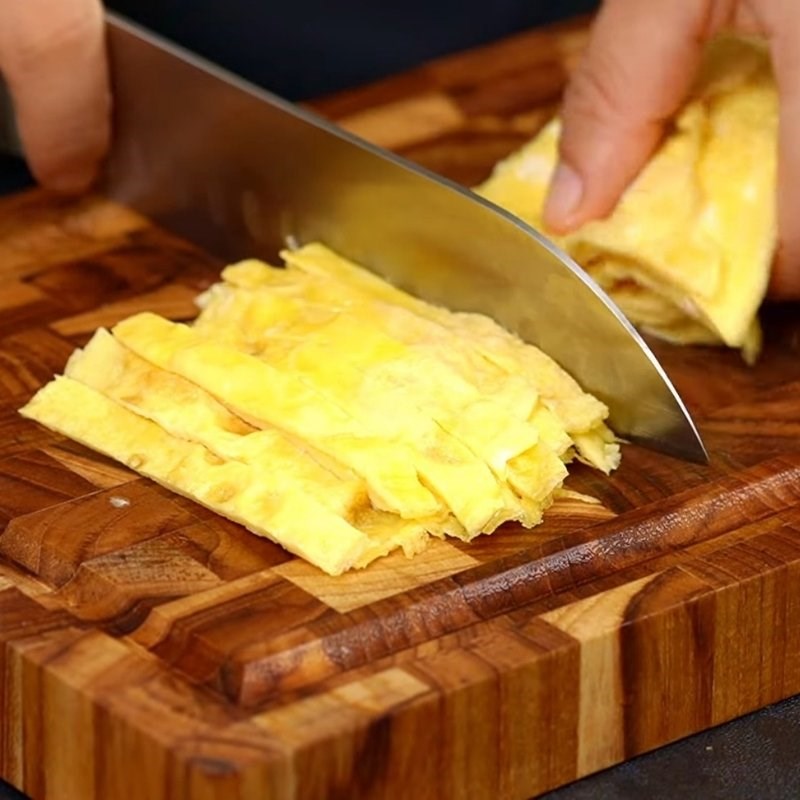 Bước 4 Chế biến miến, trứng và rau củ Miến trộn thập cẩm